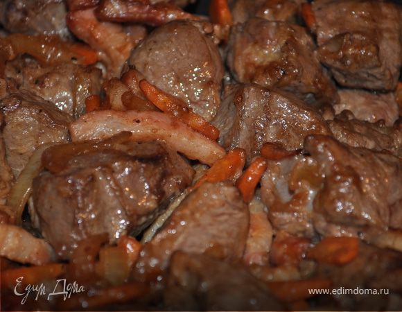 Поставьте кассероль на среднюю решетку духовки, не закрывая крышкой. Через 4 минуты, достать и перемешать. Снова поставить в духовку на 4 минуты. Мясо приобретает румяную корочку.
