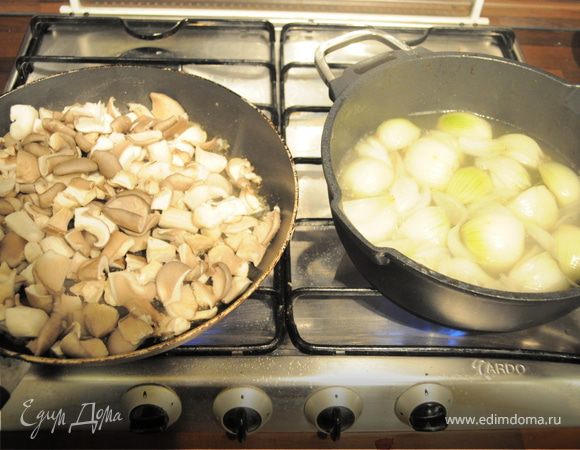 Пока готовится мясо, нарежьте лук крупными дольками и тушите в говяжьем бульоне до приобретения коричневого оттенка. Грибы нарежьте и обжарьте в сливочном масле.