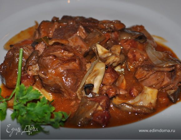 Соус кипятите в сотейнике 2-3 минуты. Добавьте соус в мясо и овощи. Закройте крышкой и доведите до кипения. Во время кипячения перемешайте мясо 1-2 раза.
Блюдо готово!
Подавайте с отварным картофелем или макаронами, украсив зеленью. Bon appétit!