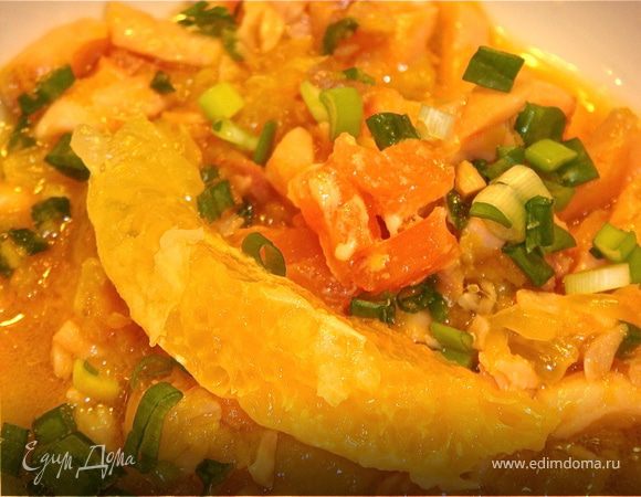 Соус диетический. В 200 мл бульона уварить дольки чеснока в 2 раза, чеснок откинуть. Добавить еще 200 мл бульона, цедру и дольки апельсина, тертый имбирь, варить на слабом огне минут 10. Семгу нарезать соломкой и добавить в готовый соус, довести до кипения и выключить.