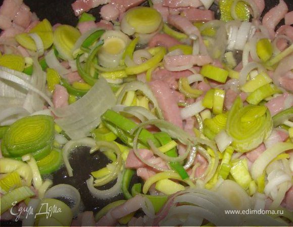 Пока варятся макароны, берем свиную грудинку, мелко порезали...о обжариваем в оливковом масле на сковородке. Тем временем режем лук-порей. Добавляем его в грудинке..и немного обжариваем. Если хотите, поперчить по вкусу. 
Макароны выложить в отдельную посуду, добавить грудинку с луком и, посыпав все большим количеством сыра, перемешайте. 
Вкуснота.
