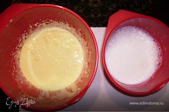 Взбить желтки с сахаром до бела. Масса должна увеличиться в два, три раза.