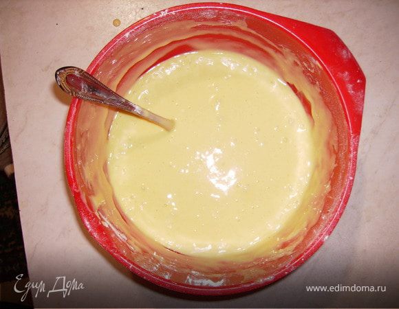 Добавить 1ст.муки (просеянной), всё аккуратно перемешать.