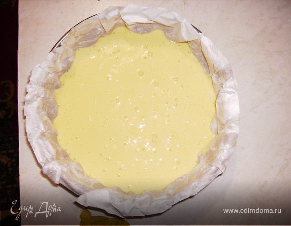 На смазанный противень выкладываем массу и выпекаем при температуре 180 градусов до готовности.