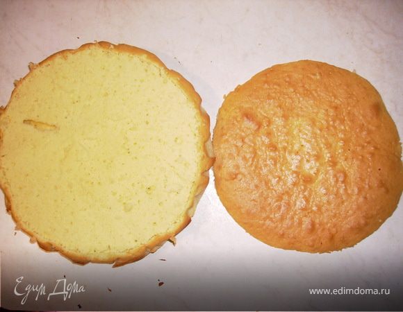 После готовности корж охладить, срезать верх.