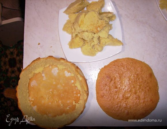 Ложкой выбрать внутренность, оставить только дно и бортики.