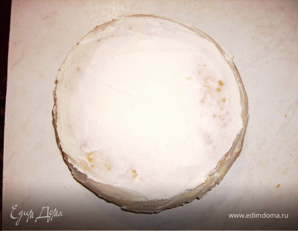 Далее кладем срезанный верх, уплотняем и смазываем кремом.