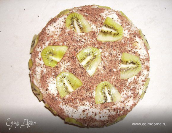 Украшаем тертым шоколадом и порезанным киви.