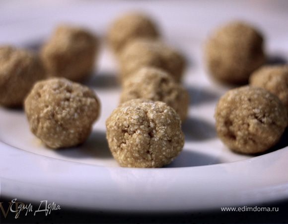 Взбиваем яичные белки в густую пену и ставим на время в холодильник. Взбиваем яичные желтки вместе с перцем, солью, луком, чесноком, маслом в однородную массу. Аккуратно добавляем белковую смесь. Постепенно вмешиваем молотую мацу. Накрываем получившееся тесто и ставим в холодильник на 1 час.