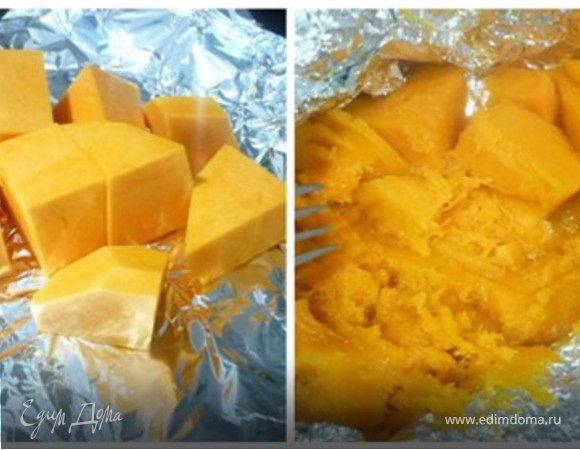 Тыкву нарезать кубиками, завернуть в фольгу и запечь в духовке (ок. 180 С) до мягкости, около 1 часа. Чтобы ускорить процесс, я думаю можно положить в специальный пластиковый пакет для микровольновок и отправить ее туда.  Но это теория - так как я сей эксперимент не опробировал. Готовую тыкву размять в пюре. 
