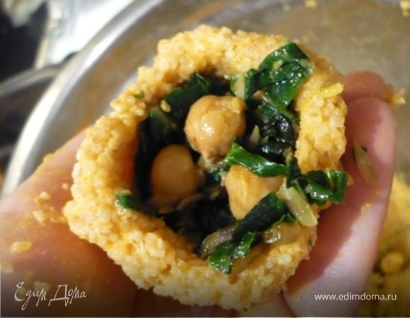 Чуть влажной рукой зачерпнуть горсточку. Сформировать овал и проделать в ней отверстие (не сквозное!). Начинить фаршем  и "закрыть" наш овальчик. Придать ему форму лимона. 
