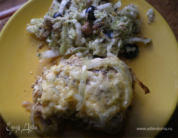 Предварительно духовка разогрета до 200 гр.В глубокую емкость (для духовки)выкладываем фольгу.На нее выкладываем 4-5(чтобы было покрыто дно емкости полностью)кус.свинины предварительно отбитой (немного!!)посоленной и поперченной.Посыпаем щедро мелко порубленным чесноком,луком полукольцами.Сбрызнуть щедро все это бальзамическим уксусом.Можно предварительно замориновать лук в бальз.уксусе.Смешиваем мед с соевым соусом и чили мелко порезанным.Поливаем всю нашу красоту. Сверху выкладываем яблоки, тонкими долькоми.И опять покрываем слоем мяса (соль перец).На который посыпаем чеснок,сыр кусками большими (я брала козий, он не так сохнет) лук полукольцами.Закрываем крышкой и отправляем в духовку на 100 мин (с курицей быстрее, важно не передержать).За 15 мин крышку открываем и делаем температуру меньше гр 150-160.
