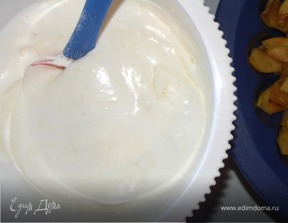 Тонко порезанные фрукты припустить на сливочном масле с сахаром и корицей.Яйца взбить с сахаром.Аккуратно лопаткой вмешать муку просеянную и орехи.