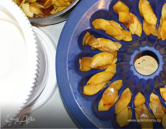 Вытащить фрукты из сиропа и разложить на дне смазанной формы.