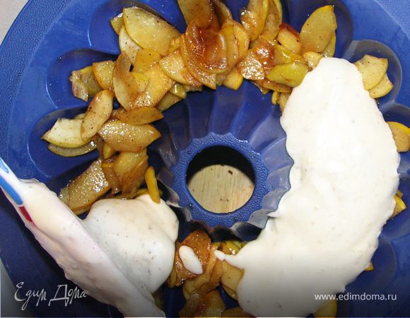 Аккуратно выложить тесто.Выпекать при 180С 25-30 мин.