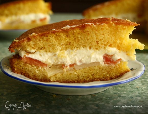 Бисквит разрезаем вдоль. 
Сок с вишни я смешала с ложкой коньяка и пропитала им корж. 
Я одну половинку выкладываем вишни, сверху взбитые сливки. Накрываем второй половинкой коржа. 

Еще я делала такой торт с экзотическими фруктами. 