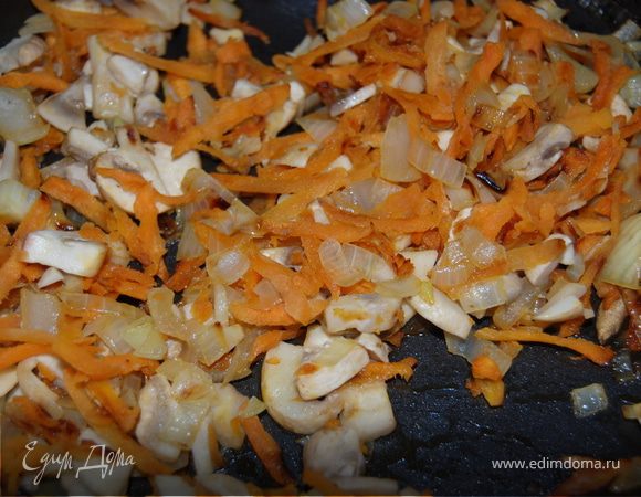 Мелко нарезала лук, шампиньоны и натерла на терке морковку и на небольшом количестве подсолнечного масла обжарила. Дело в том, что я заметила, что именно шампиньоны во многих блюдах начинают очень аппетитно играть только после того, как их слегка обжаришь на масле.