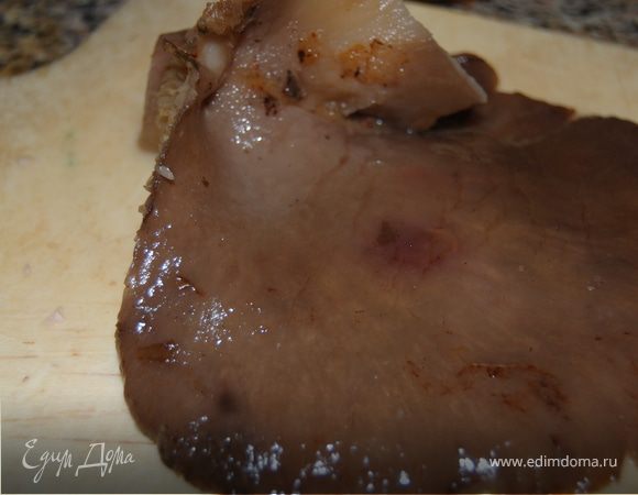 Когда все готово, в кастрюлю кладу порезанные не слишком мелко вешенки и мелко порезанный картофель, туда же покрошила огурчик и помидорчик, затем выкладываем содержимое сковородки и кладем сколько надо перловой крупы, специи и варим минут 20. Солим по вкусу. Вешенки, собственноручно собранные осенью и сохранившиеся до марта в морозильнике, придают этому супу неповторимый аромат, но если у вас есть и другие грибы – будет просто восхитительно!