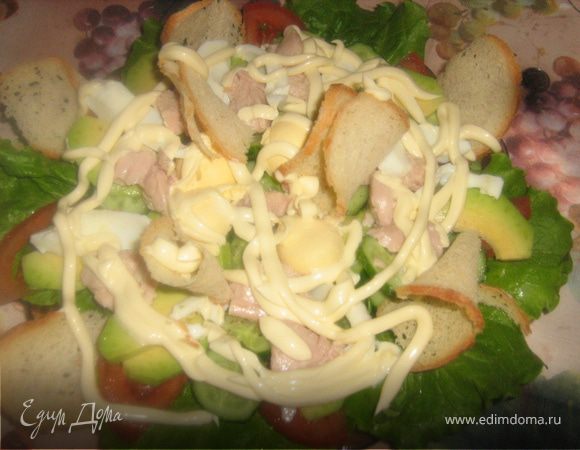 Овощи вымыть и высушить. Салат выложить на блюдо, овощи и яйца нарезать  дольками, выложить на салат, посолить и поперчить, можно слегка полить майонезом. Выложить кусочки печени трески.