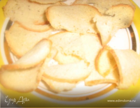 Готовим хлебные чипсы. Хлеб предварительно замораживаем, режем максимально тонко, произвольно заворачиваем края и подсушиваем в духовке.