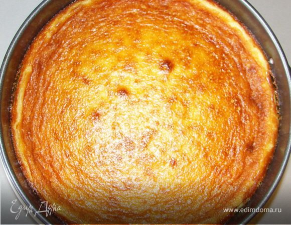 Яйца и сыр комнатной Т.Очень аккуратно на самых низких оборотах перемешиваем сыр,сметану и сахарную пудру.По одному добавляем яйца не увеличивая скорости.В последнюю очередь ликёр.Выливаем сырную массу на тесто и в духовку 170С на 50-60 мин.