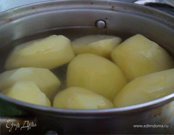 Отварить в подсоленной воде картошку до готовности. Отставить в сторону остывать.