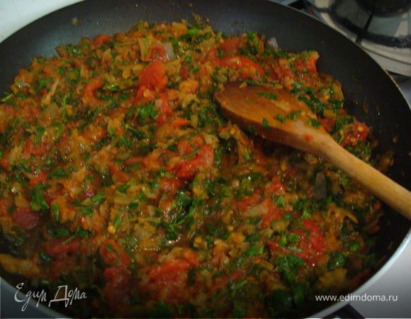 Луковицу почистить и мелко порезать. Слегка пожарить, зо золотистого цвета, на растительном масле. Добавить очищенные от кожицы и порезанные томаты, порезанную зелень, потушить на небольшом огне 5-7 минут.