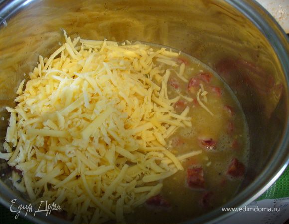 В небольшой кастрюле слегка взбить венчиком яйца, посолить, хорошенько поперчить.
Добавить тертый сыр и мелко нарезанный чеснок, перемешать.
По желанию - добавить сливки.