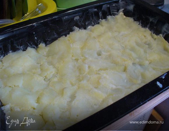 Выложить на дно формы слой картошки. Можно порезать на кусочки и выложить, можно просто размять.
Включить духовку (180-200 градусов)
