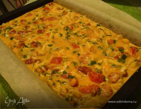 Вылить смесь из кастрюли на картошку, равномерно распределить ложкой.