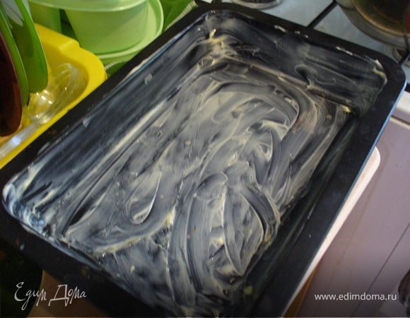 Духовку разогреть до 180-200 градусов. Смазать форму сливочным маслом.