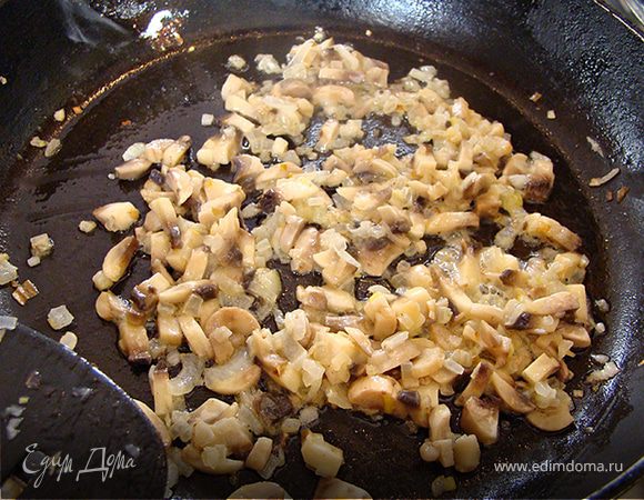 Лук нужно очистить, нарезать кубиками и обжарить на сливочном масле. Затем добавить туда грибы и тушить еще минуты 2.