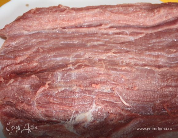 Сделать глубокий разрез вдоль вырезки, а затем каждую половинку еще раз надрезать пополам.