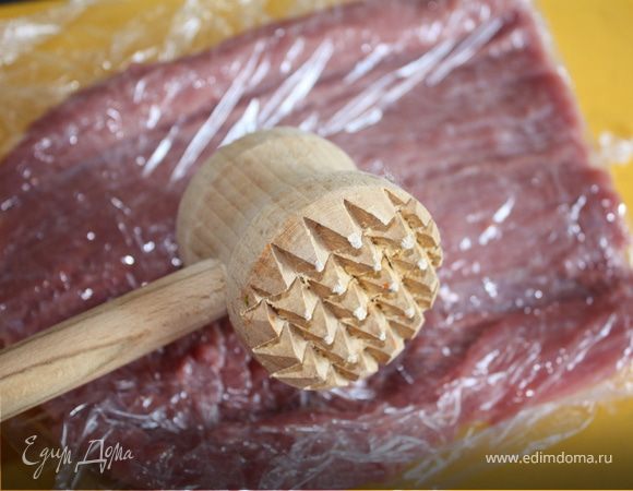 Накрыть пищевой пленкой и отбить с двух сторон.