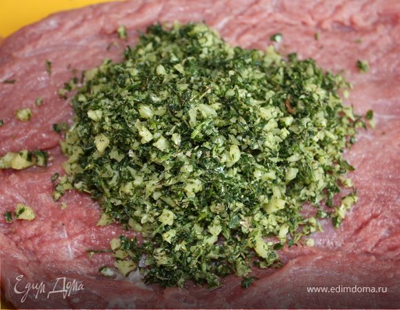 Смешать в блендере все специи с зеленью и сыром. Выложить полученую смесь на мясо.