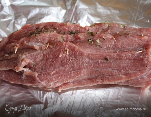 Равномерно распределить ее по вырезке, скатать рулет. Скрепить зубочистками. Посыпать крупной солью. Положить на лист фольги.