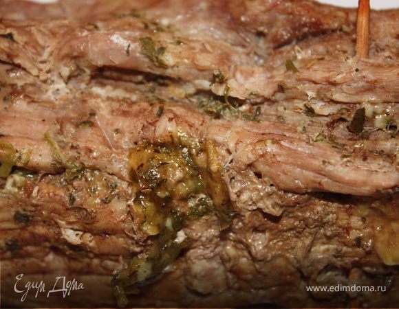 Разогреть духовку до 220 градусов. Накрыть мясо вторым листом фольги. Запекать 1,5-2 часа.