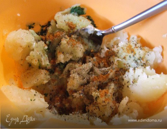 В миске перемешиваем картофель из серединок, тертый сыр, измельченный чеснок, шпинат и специи.