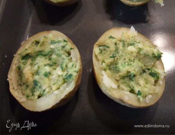 Выкладываем начинку в половинки картофеля и отправляем в духовку на 15 минут. Подаем в горячем виде на стол! Приятного аппетита!