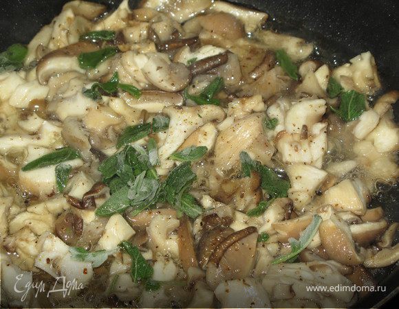 Вешенки промыть, нарезать средними кубиками. Лук нарезать кубиками. Обжарить в течении 1 минуты лук, добавить грибы, срезу посолить и поперчить, добавить листики шалфея. Обжаривать около 10 минут.