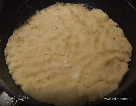 Тесто:
Размягченное масло перемешать с сахаром. Добавить желтки, муку и щепотку соли. Все перемешать и выложить на дно формы. 