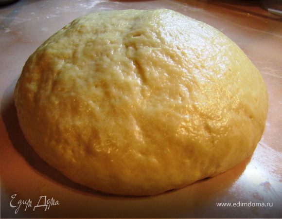 Пока духовка греется смешиваем все составляющие, кроме муки, потом постепенно вводим муку и пытаемся получить "мяке, еластичне тісто", для меня это целая наука - что бы тесто не "забить", я добавила 3 стакана муки, а при вымешивании руки смазывала растительным маслом