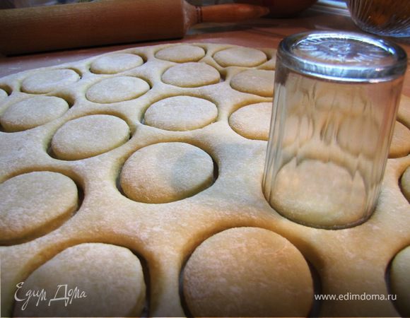 Тесто раскатать не очень тонко, 0,5-0,8 см, и вырезать печенюшки, мне в этот раз захотелось чего-то традиционно-классического, я воспользовалась граненой стопочкой.