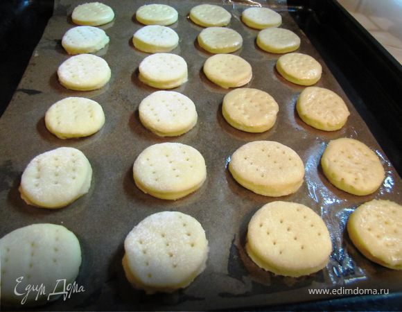 Противень застелить пергаментом, смазанным растительный маслом, выложить печенье, каждое проколоть вилкой.