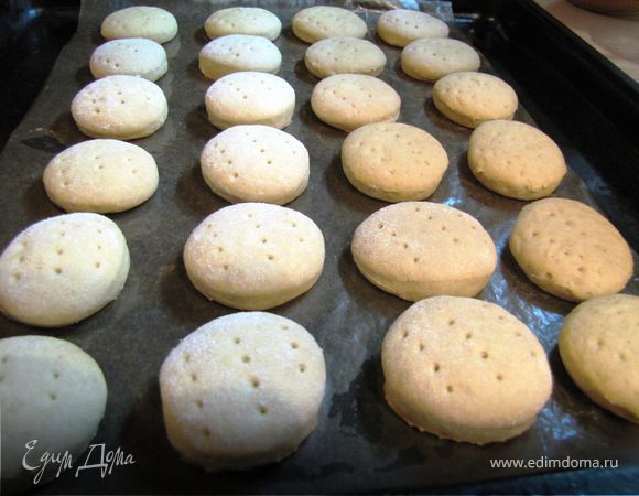 Выпекать 15 минут при 180 градусах. Печенье получаеться золотисто-пшеничного цвета. Возможно вы любите позажаристее, подержите чуть дольше, или, если плита позволяет, выключите "низ" и включите "верх+гриль".