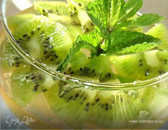 Подавать полив сверху соком лайма и украсив дольками киви, кружочком лайма и свежей мятой.