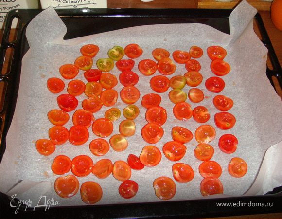 Сначала про помидоры. Из 500 гр свежих помидоров у меня получилась баночка 200 гр. Помидорки помыть, разрезать на половинки, удалить мякоть с зернами (некоторые помидоры специально оставила с мякотью - результат мне тоже понравился), присыпать солью и в духовку 100С с конвекцией на 3-4 часа. Я держала четыре, получились как магазинные, если держать три часа будут помягче. Затем сложила в банку, пересыпала травками (прованскими), залила оливковым маслом и в темный шкаф на сутки. 