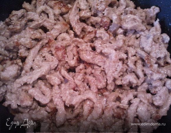 В глубокой сковороде разогреть оливковое масло и на сильном огне быстро обжарить мясо, часто перемешивая. Когда мясо зарумянится, немного посолить, поперчить (можно также добавить лавровый лист), накрыть крышкой, убавить огонь и оставить тушиться около 20 мин.