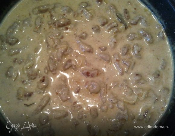 Добавляем соус к мясу, перемешиваем, тушим на маленьком огне минут 10.