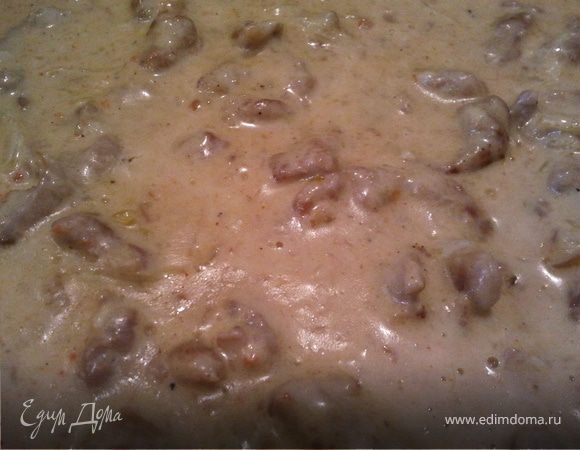 Сметана соединяется с мукой, в которой обваливали мясо, - соус густеет. Перемешиваем. Boeuf a la russe готов!